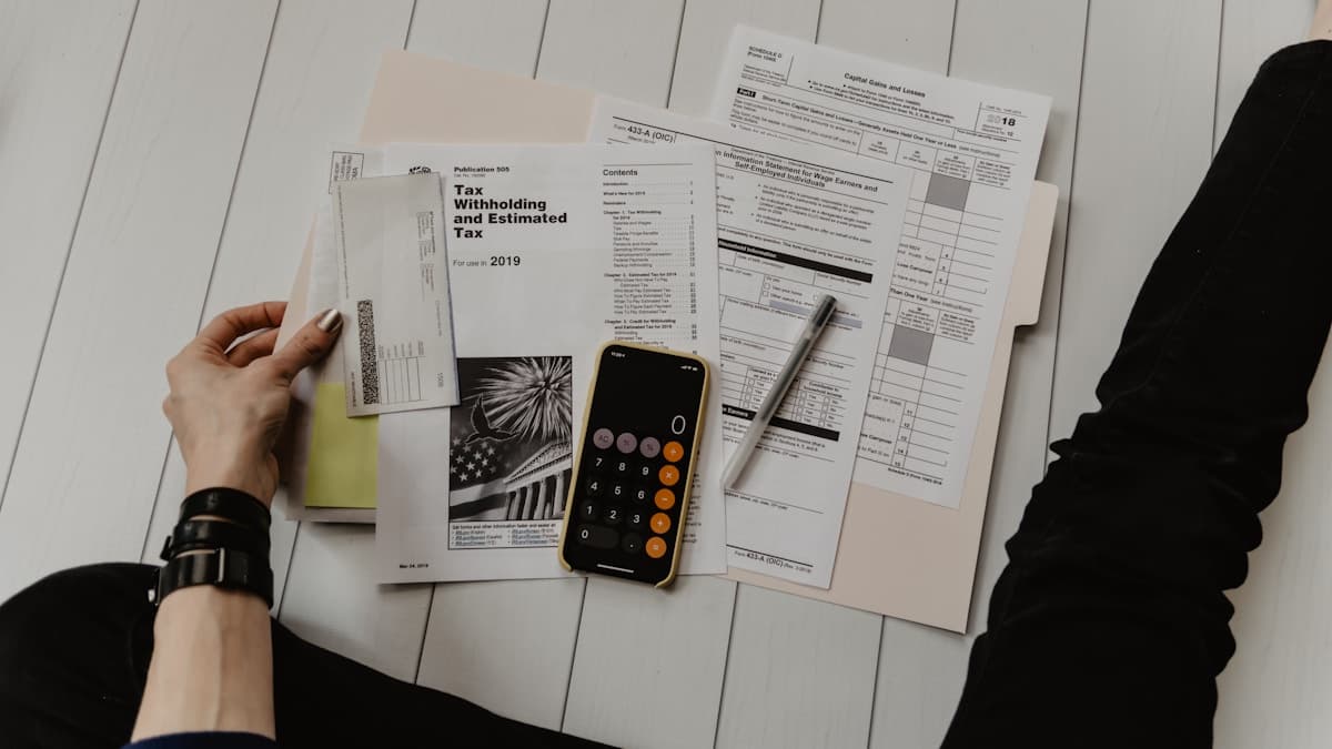 Photo de documents financiers et de calculs, utilisée pour illustrer les coûts cachés d'un mauvais recrutement.
