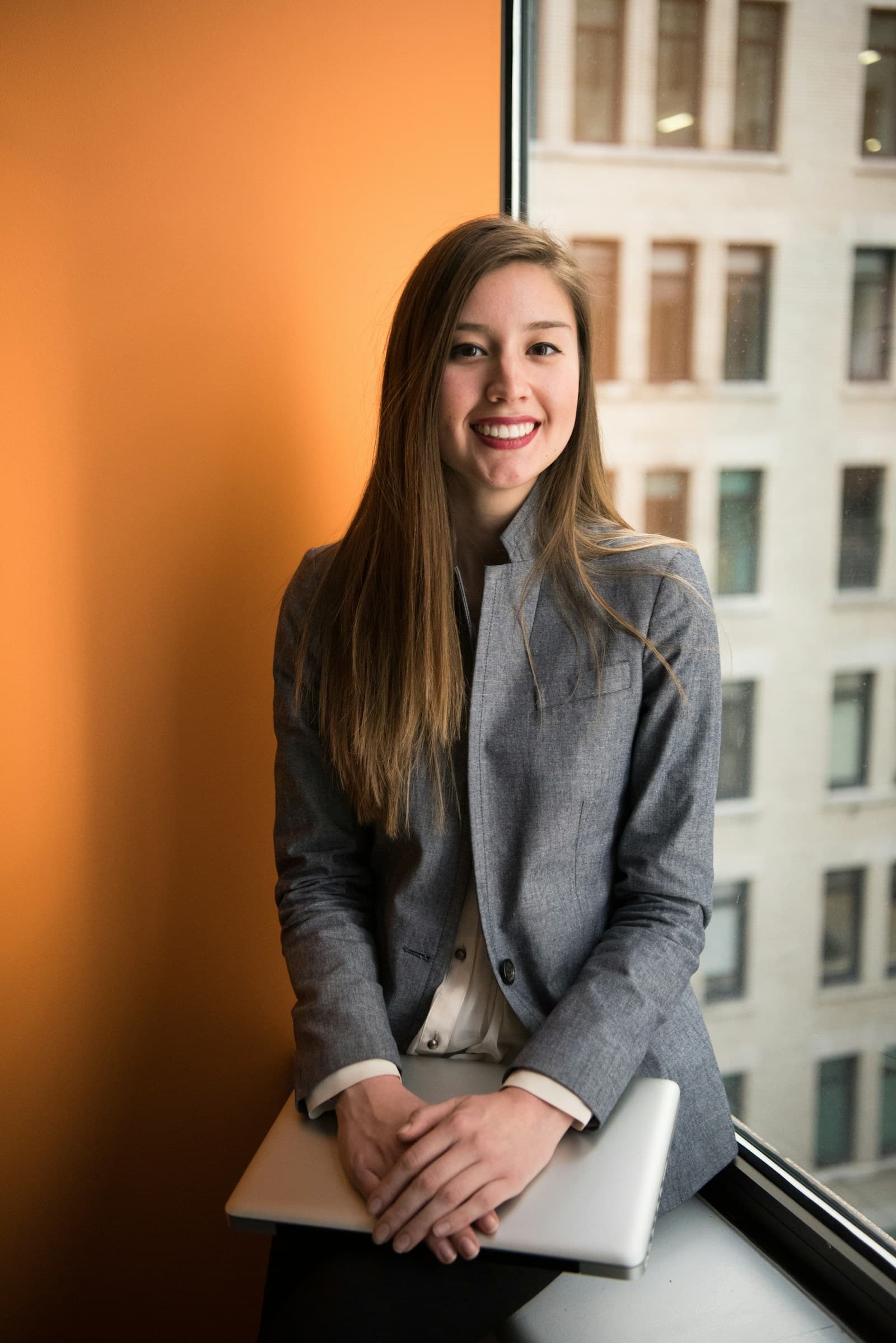 Femme professionnelle en blazer, au bureau, concentrée sur un ordinateur portable pour analyser des candidatures ou préparer une phase de préqualification.